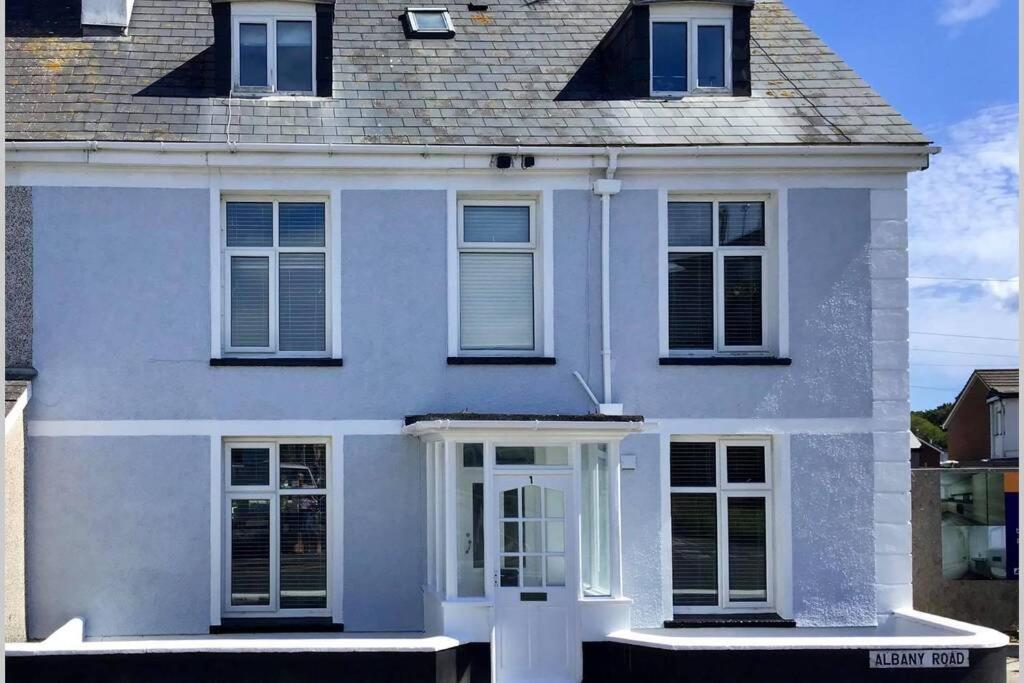 Large 5 Bed 3 Bath House 300 Meters From Beach And Restaurants New Quay エクステリア 写真